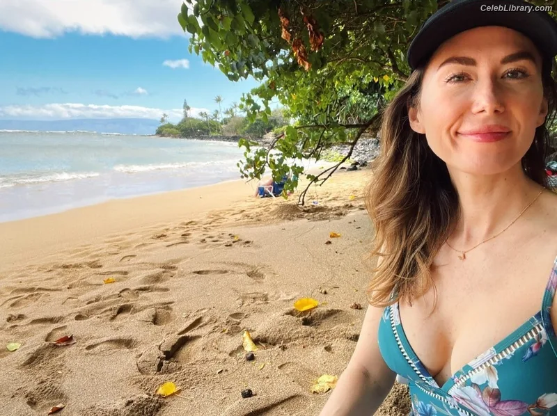 Jewel Staite photo 14 of 425
