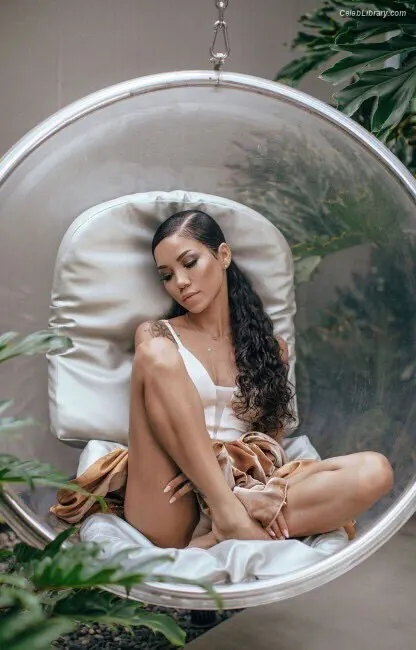 Jhené Aiko photo 8 of 41