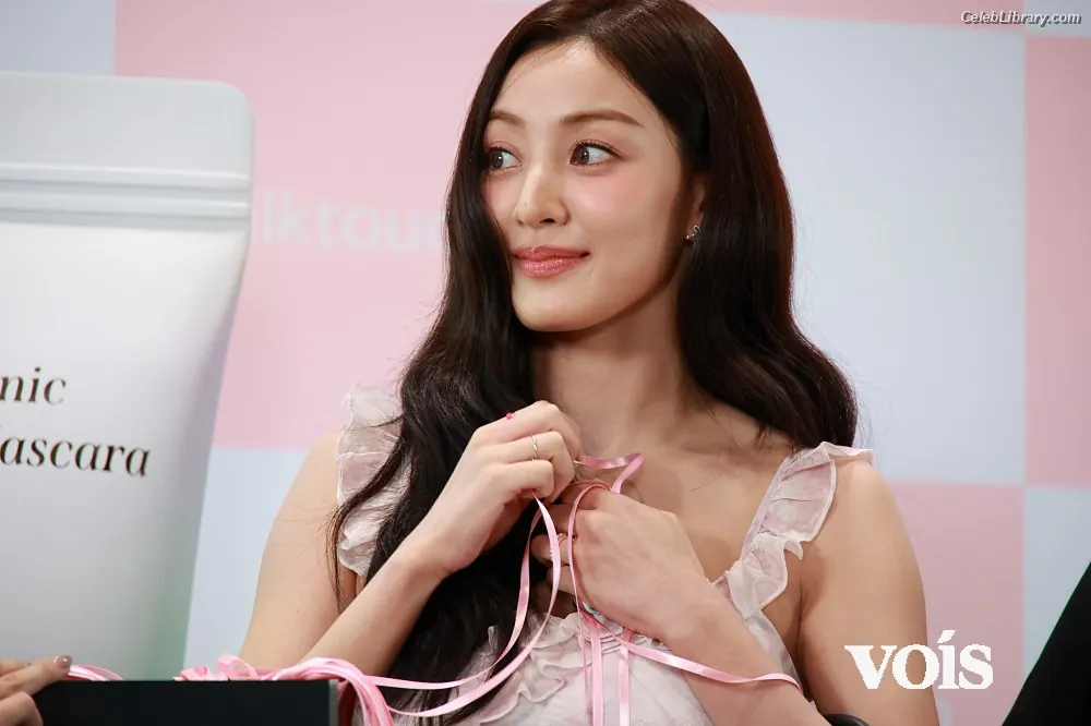 Jihyo (TWICE) photo 9 of 1324
