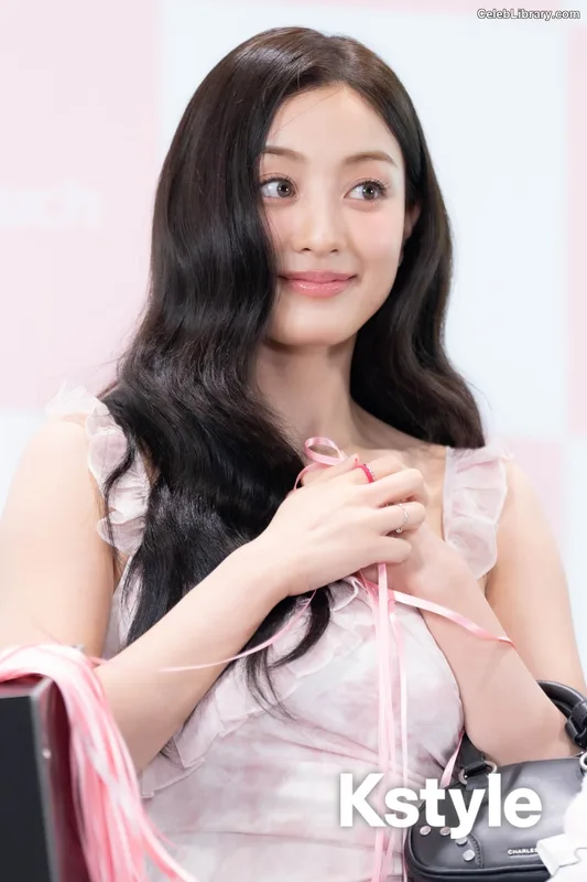 Jihyo (TWICE) photo 19 of 1325