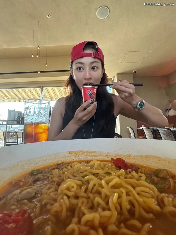 Jihyo (TWICE) photo 2 of 1325