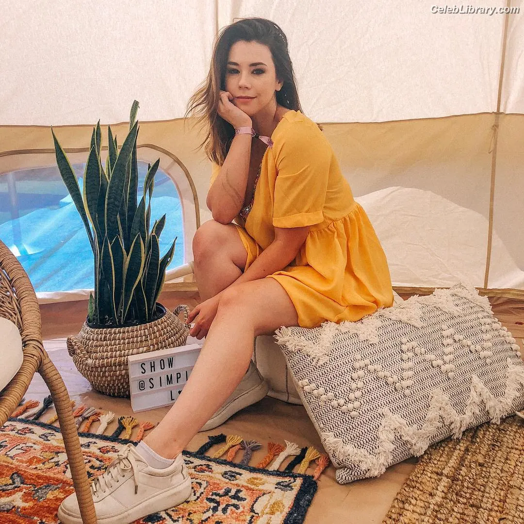 Jillian Rose Reed photo 4 of 239