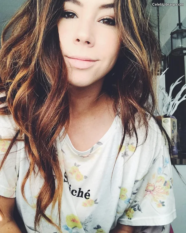 Jillian Rose Reed photo 14 of 240