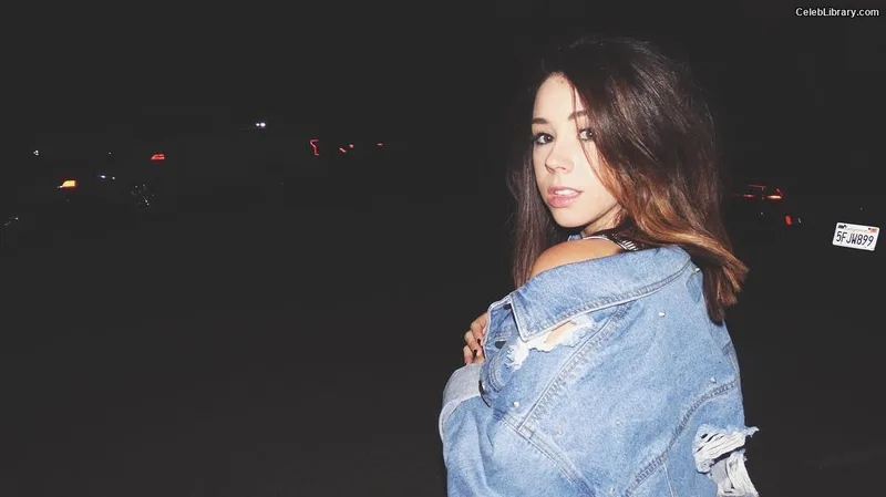 Jillian Rose Reed photo 2 of 240