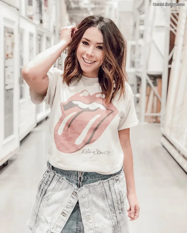Jillian Rose Reed photo 4 of 240
