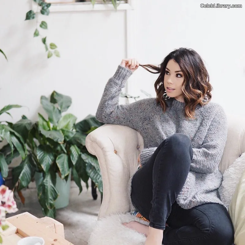 Jillian Rose Reed photo 9 of 240
