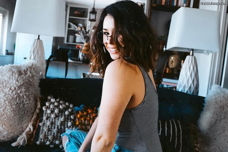 Jillian Rose Reed photo 2 of 240
