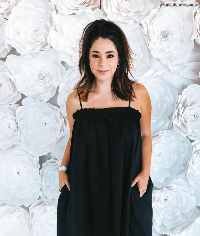 Jillian Rose Reed photo 7 of 240