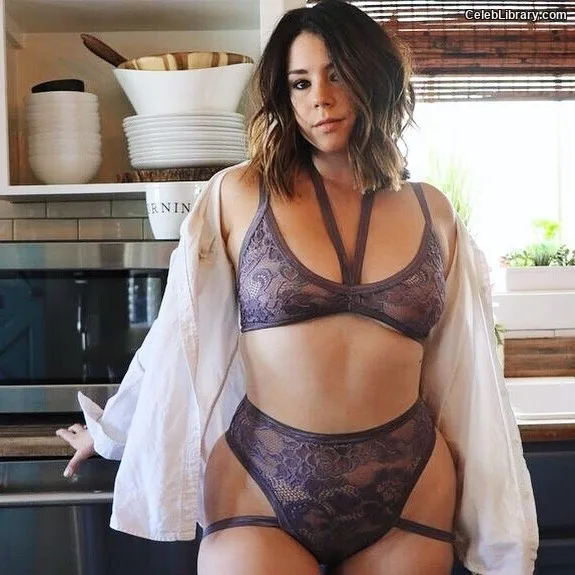 Jillian Rose Reed photo 11 of 240