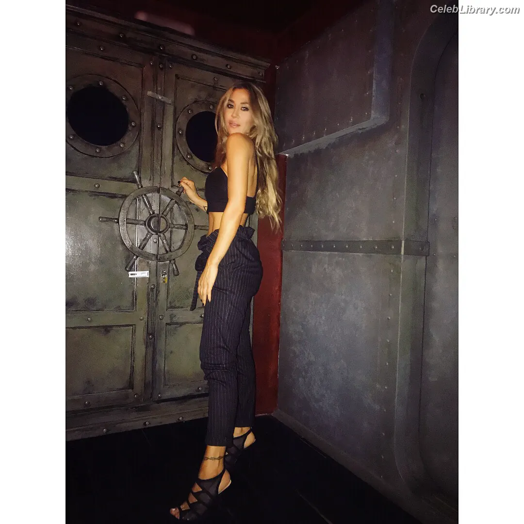 Jimena Baron photo 7 of 1274