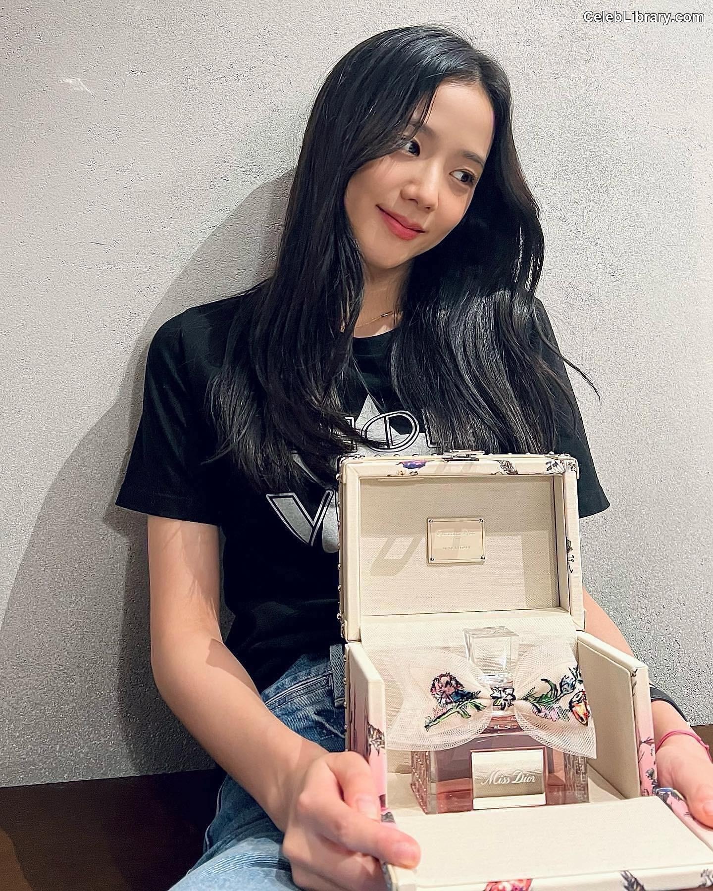 Jisoo  - BLΛƆKPIИK ( BLACKPINK ) photo 7 of 2451