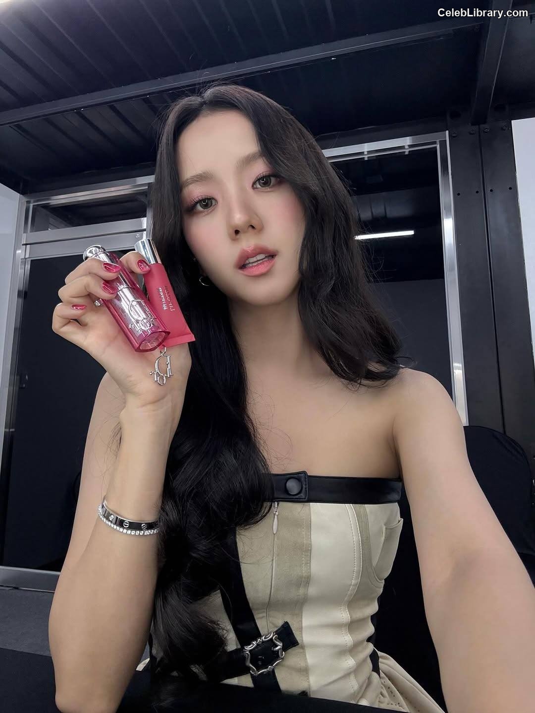 Jisoo  - BLΛƆKPIИK ( BLACKPINK ) photo 3 of 2451