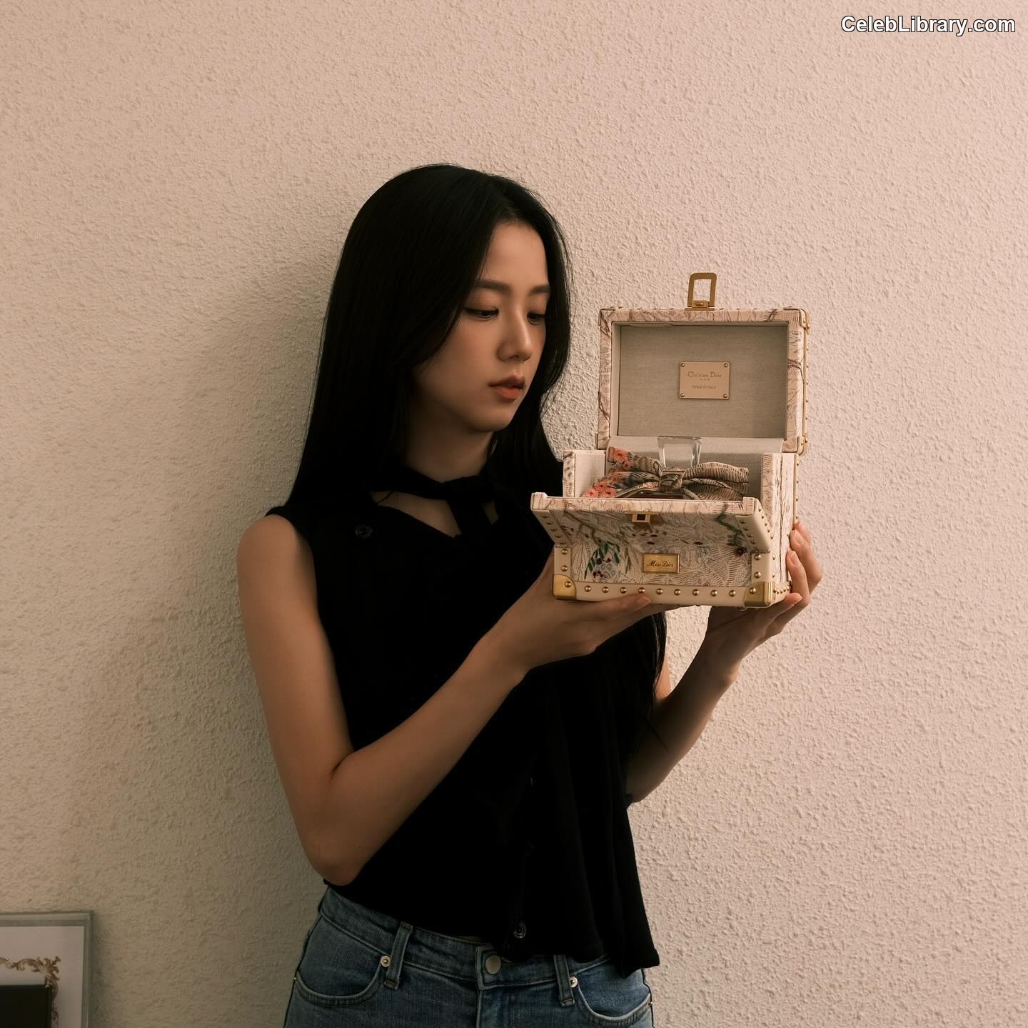 Jisoo  - BLΛƆKPIИK ( BLACKPINK ) photo 4 of 2451