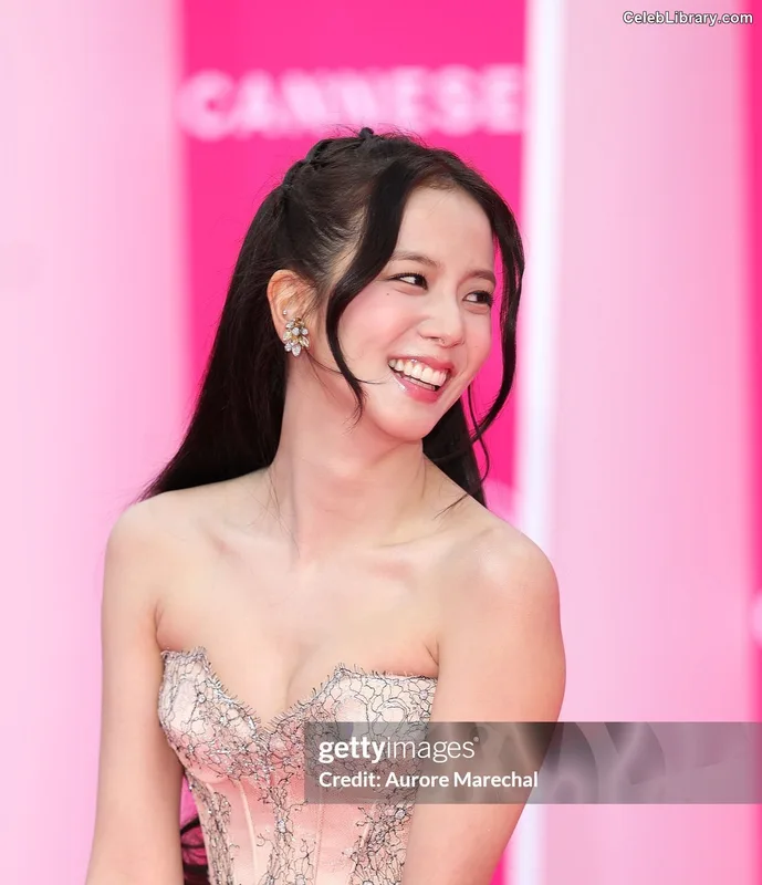 Jisoo  - BLΛƆKPIИK ( BLACKPINK ) photo 1 of 2451