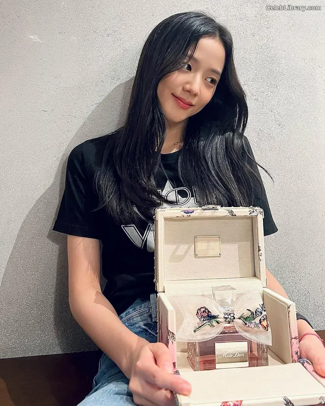 Jisoo - BLΛƆKPIИK ( BLACKPINK ) photo 7 of 2451