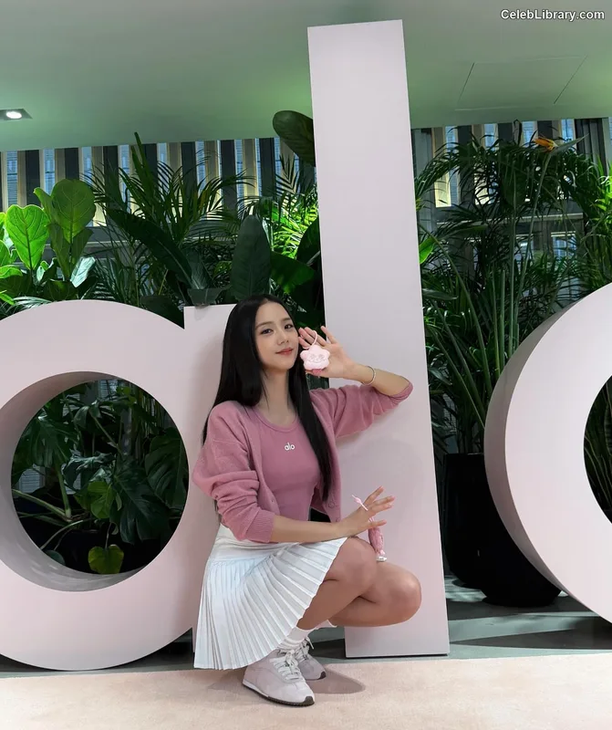Jisoo  - BLΛƆKPIИK ( BLACKPINK ) photo 1 of 2451