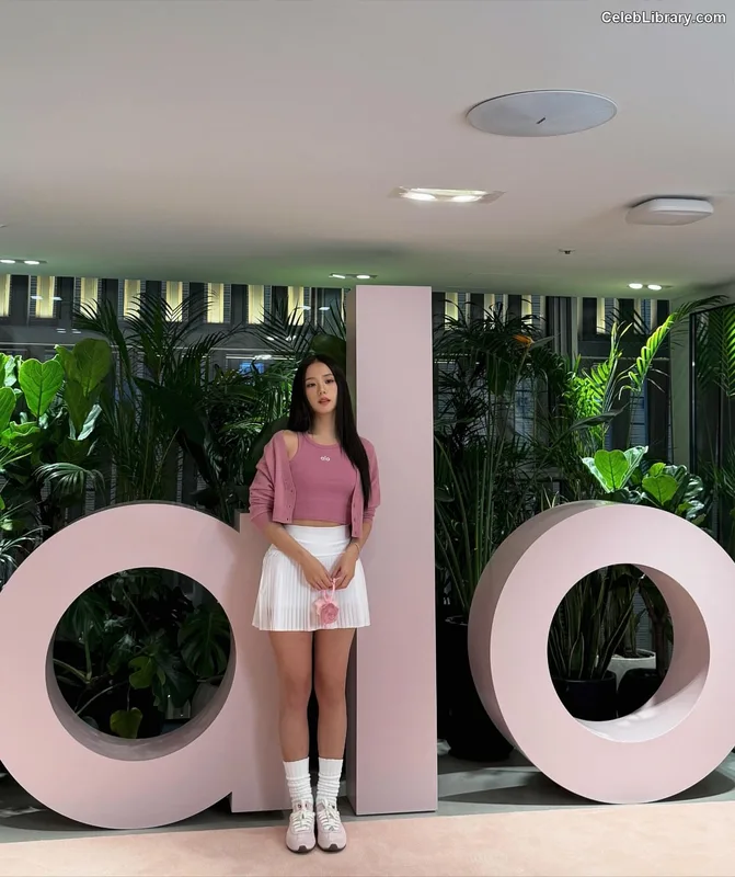 Jisoo  - BLΛƆKPIИK ( BLACKPINK ) photo 2 of 2451