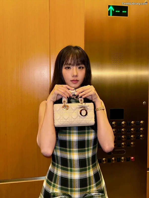 Jisoo - BLΛƆKPIИK ( BLACKPINK ) photo 24 of 2451
