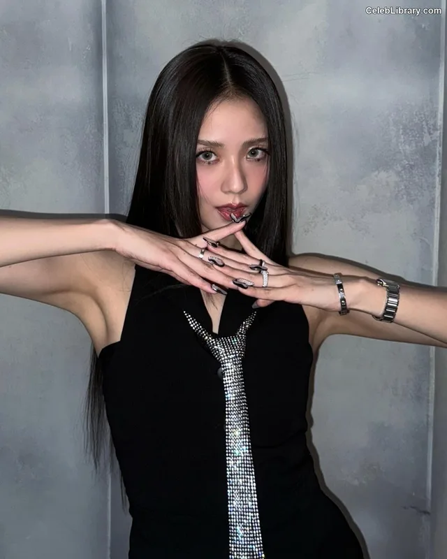 Jisoo  - BLΛƆKPIИK ( BLACKPINK ) photo 4 of 2451