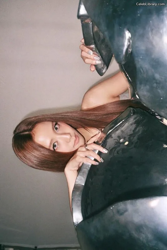 Jisoo  - BLΛƆKPIИK ( BLACKPINK ) photo 4 of 2451