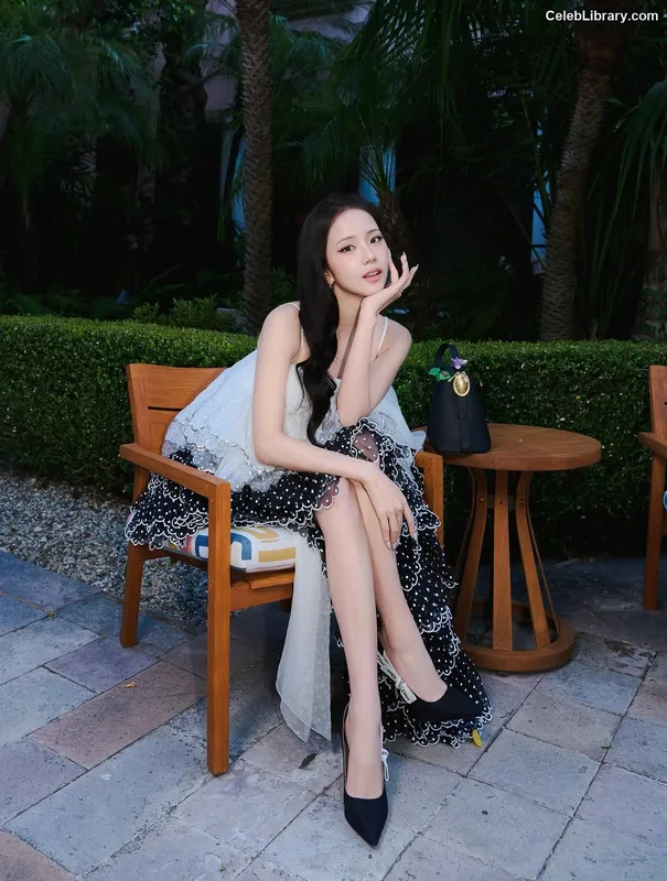 Jisoo - BLΛƆKPIИK ( BLACKPINK ) photo 1 of 2451