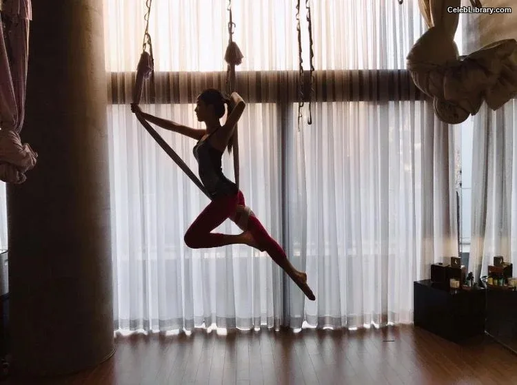 Jisoo - BLΛƆKPIИK ( BLACKPINK ) photo 2 of 2451
