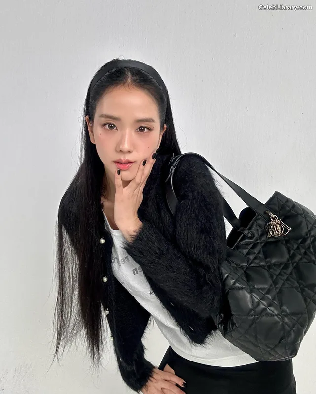 Jisoo  - BLΛƆKPIИK ( BLACKPINK ) photo 2 of 2451