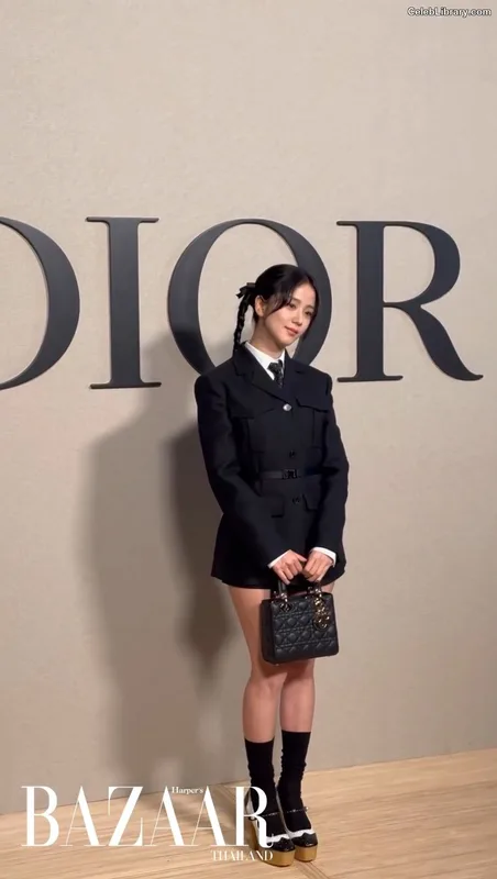 Jisoo  - BLΛƆKPIИK ( BLACKPINK ) photo 4 of 2451