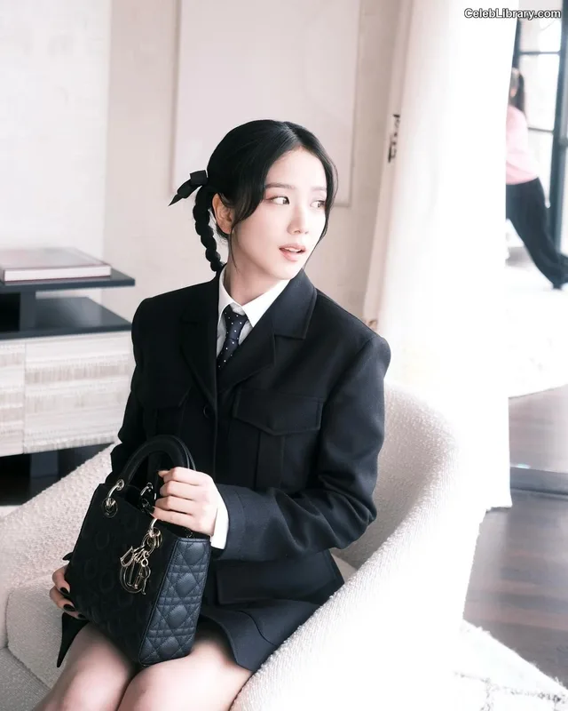 Jisoo  - BLΛƆKPIИK ( BLACKPINK ) photo 1 of 2451