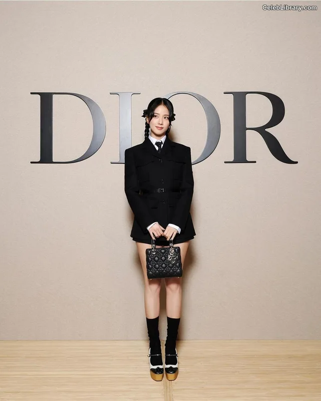 Jisoo  - BLΛƆKPIИK ( BLACKPINK ) photo 4 of 2451