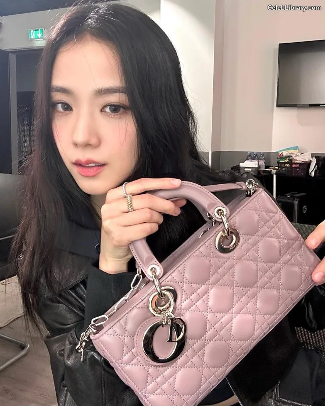 Jisoo - BLΛƆKPIИK ( BLACKPINK ) photo 2 of 2451
