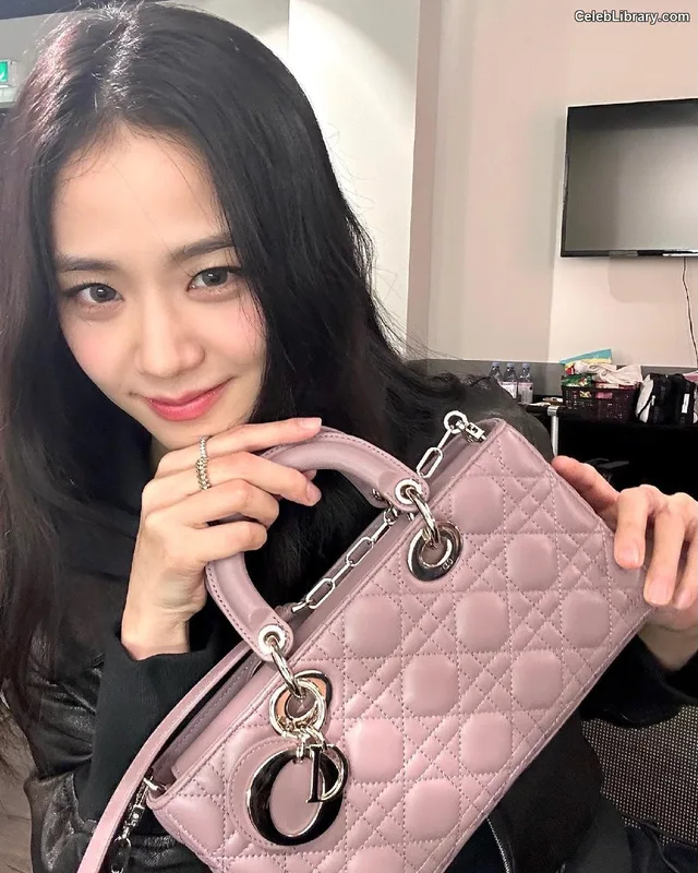 Jisoo - BLΛƆKPIИK ( BLACKPINK ) photo 3 of 2451
