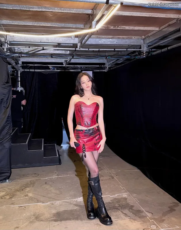 Jisoo  - BLΛƆKPIИK ( BLACKPINK ) photo 1 of 2451