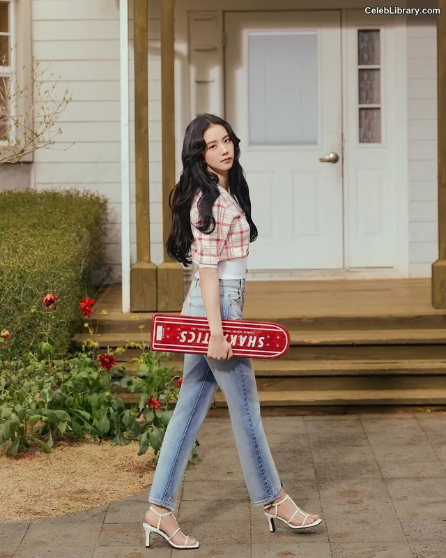 Jisoo  - BLΛƆKPIИK ( BLACKPINK ) photo 1 of 2451