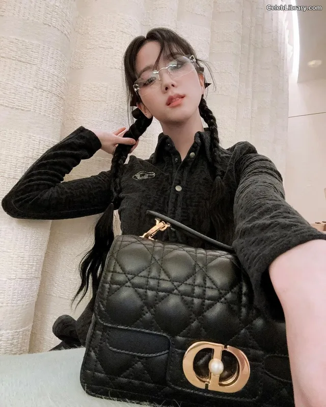 Jisoo - BLΛƆKPIИK ( BLACKPINK ) photo 17 of 2451