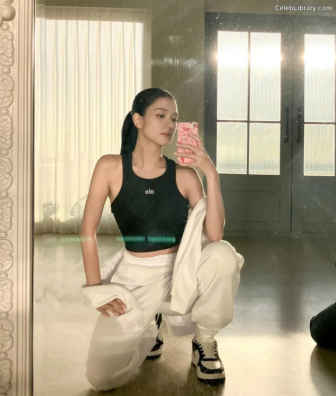 Jisoo - BLΛƆKPIИK ( BLACKPINK ) photo 2 of 2451
