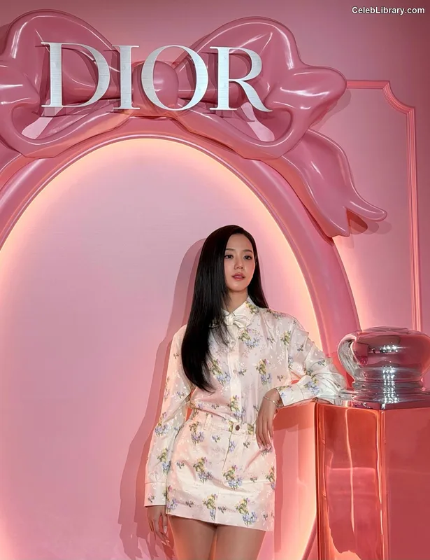 Jisoo  - BLΛƆKPIИK ( BLACKPINK ) photo 1 of 2451