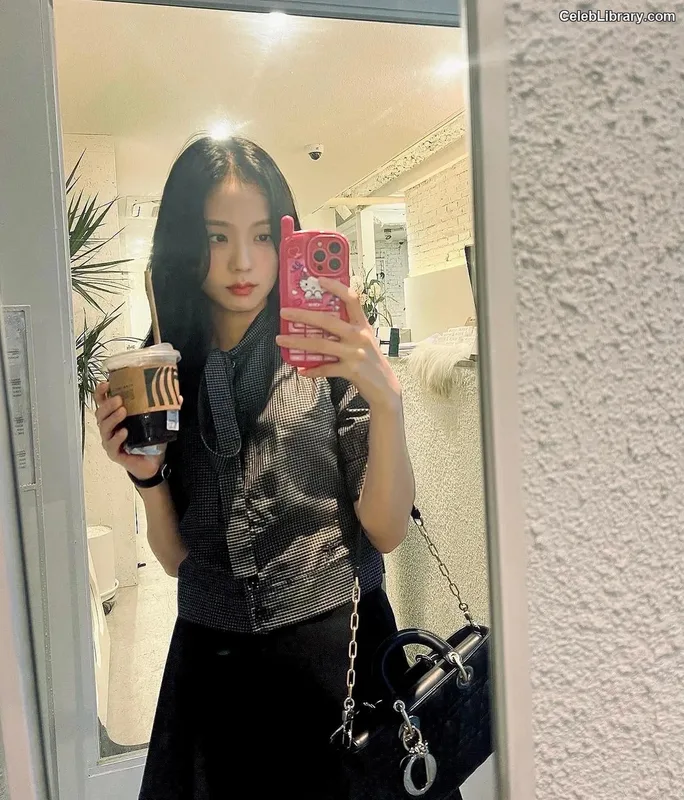 Jisoo  - BLΛƆKPIИK ( BLACKPINK ) photo 14 of 2451