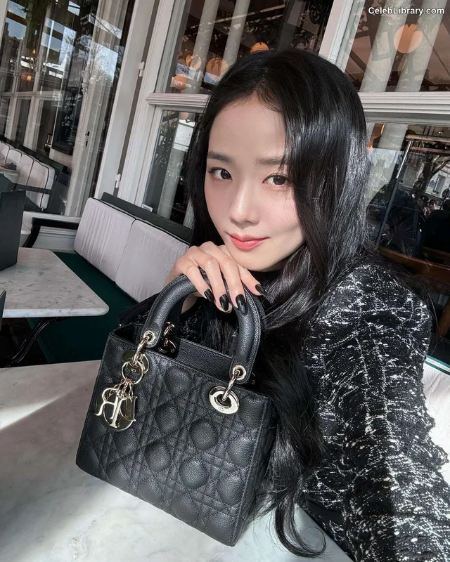 Jisoo  - BLΛƆKPIИK ( BLACKPINK ) photo 20 of 2451