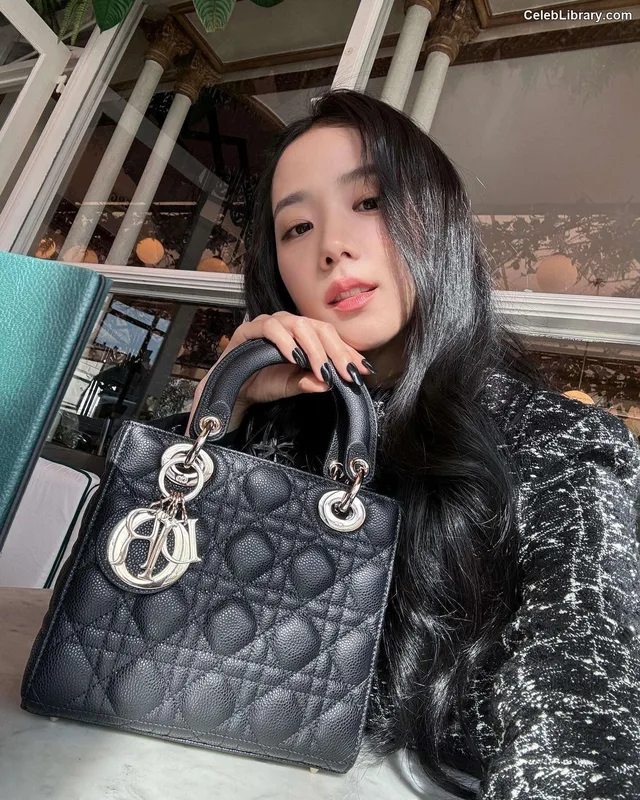 Jisoo  - BLΛƆKPIИK ( BLACKPINK ) photo 21 of 2451