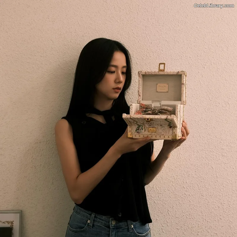 Jisoo  - BLΛƆKPIИK ( BLACKPINK ) photo 4 of 2451