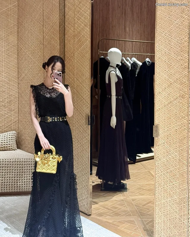 Jisoo  - BLΛƆKPIИK ( BLACKPINK ) photo 10 of 2451