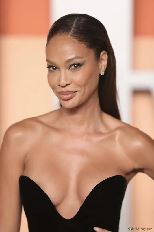 Joan Smalls photo 16 of 60