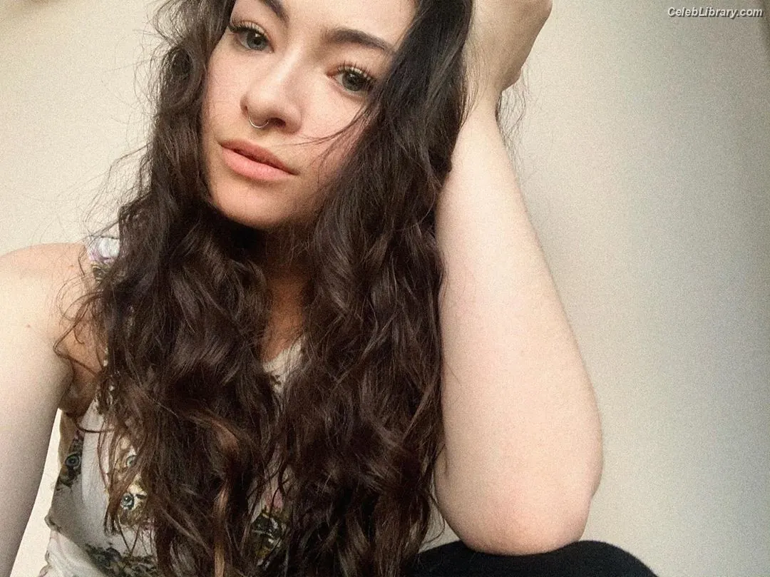 Jodelle Ferland photo 3 of 99