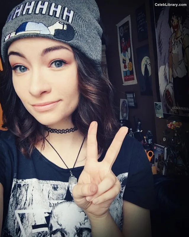 Jodelle Ferland photo 2 of 100