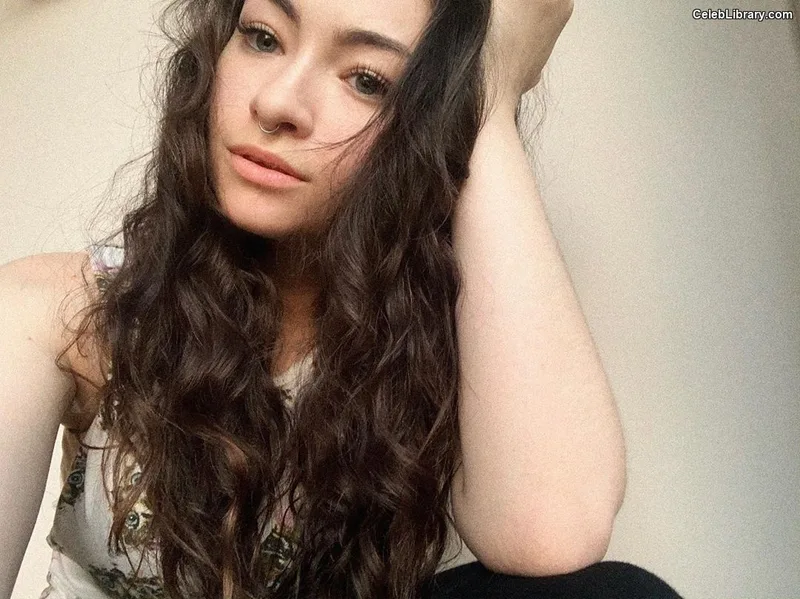 Jodelle Ferland photo 3 of 100