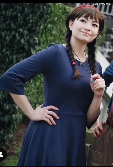 Jodelle Ferland photo 4 of 100