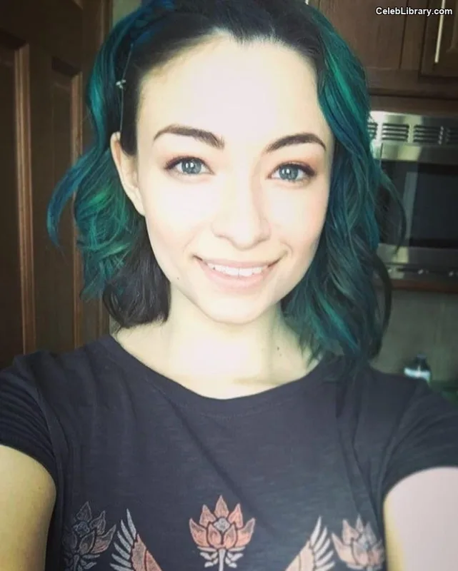 Jodelle Ferland photo 6 of 100