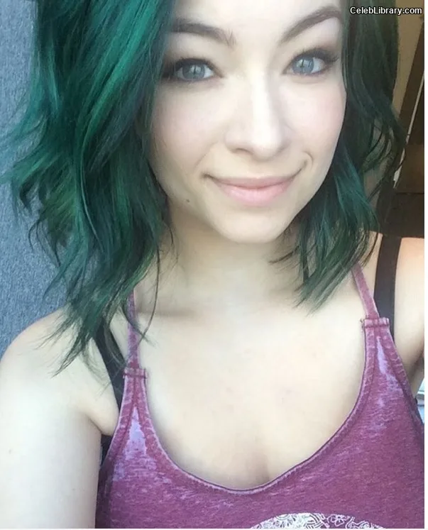 Jodelle Ferland photo 19 of 100