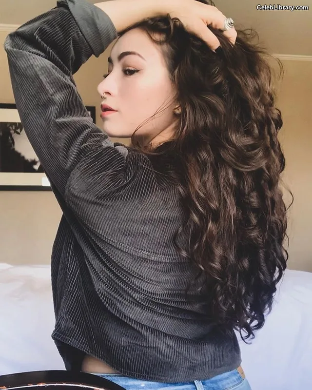 Jodelle Ferland photo 21 of 100